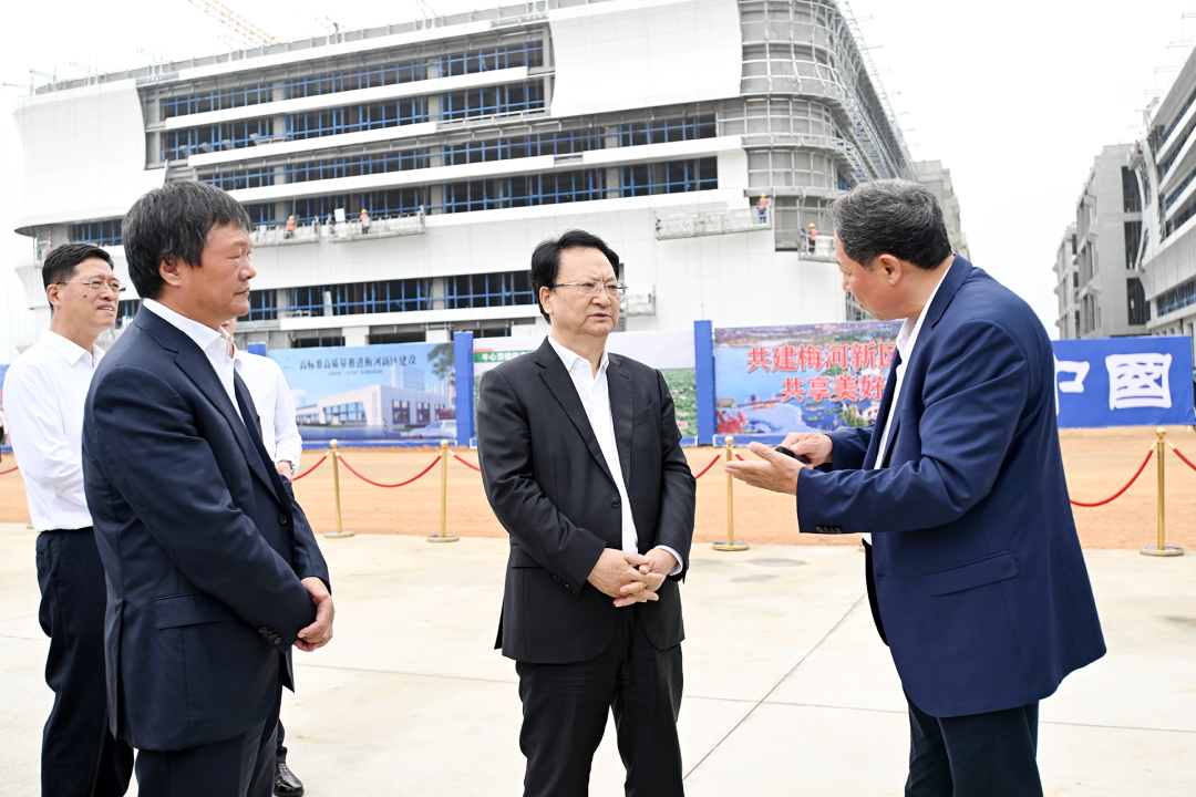 9月9日，省委書(shū)記景俊海到梅河口市調研，在梅河皓月肉牛產(chǎn)業(yè)綜合加工項目現場(chǎng)詳細了解肉牛養殖、加工、交易全產(chǎn)業(yè)鏈運行情況。.png